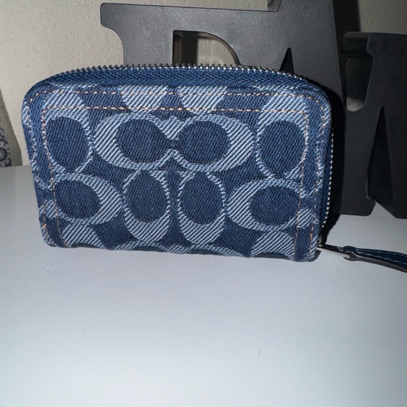 Coach Handbags - Coach Essential small zip around card case